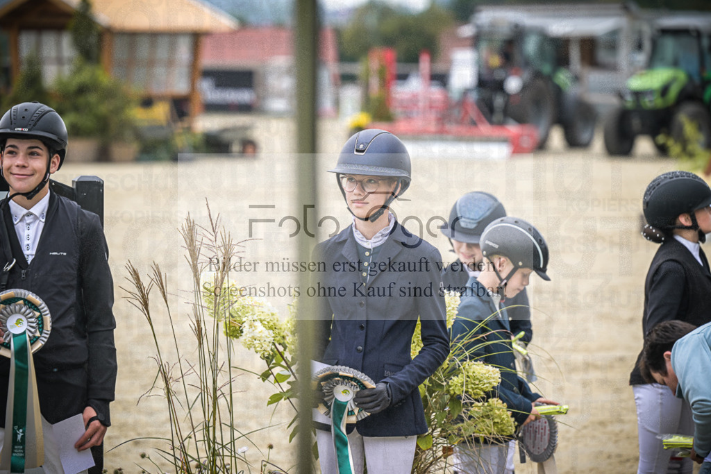 DOS_0148 | Entdecke hochwertige Reitturnierfotos von Foto Oger. Professionell, emotional und authentisch – jetzt Lieblingsmomente im Shop bestellen.Deutschlandweite Turnierfotografie. - Realisiert mit Pictrs.com