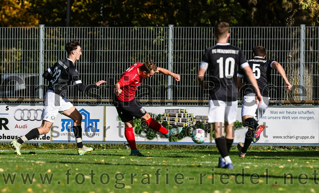 2023-11-05_026_FC_Herzogstadt_gegen_TuS_Oberding | Erding, Deutschland, 05.11.2023:
Fußball, Kreisklasse 2023 / 2024, 14. Spieltag, FC Herzogstadt gegen TuS Oberding, Endergebnis: 4:5

Benedikt Schießl (FC Herzogstadt, #23), Sebastian Stemmer (TuS Oberding, #7), Christoph Greckl (FC Herzogstadt, #5)

Foto: Christian Riedel / fotografie-riedel.net