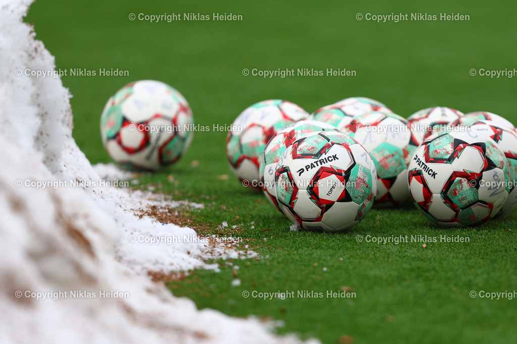NH_FCStPauliU23_FCEddersheim_Testspiel_24012026 | Spielbälle auf einem Kunstrasen mit Schnee.Fußball I Herren I Saison 2025-2026  I Testspiel I FC St. Pauli U23 - FC Eddersheim I 24.01.2026 I Sportplatz Brummerskamp