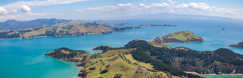 Aerial view: Panorama of the coastal landscape on the sandy beach of the South Pacific in the McGreogor Bay district of Coromandel in Whanganui Island in the state Waikato, New Zealand. – Photo: IMG_55696-Bearbeitet.jpg taken on 01/12/2013 by Werner Riehm/FLY-FOTO.com – Resolution of the original: 8473 x 2750 px