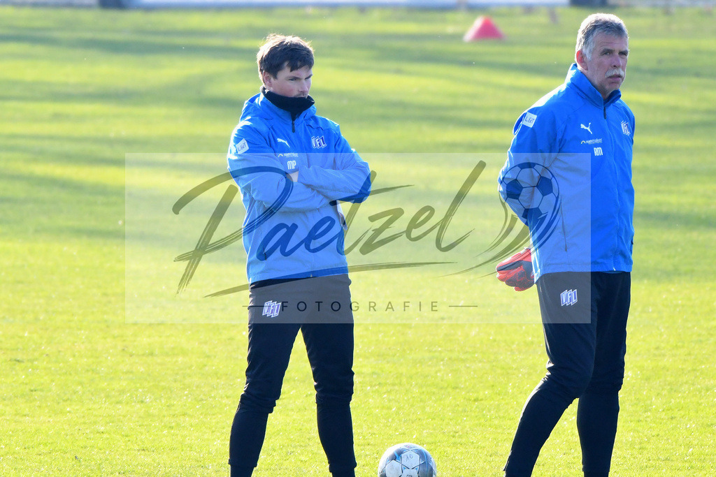 20200207_TRAOSN_0039 | Fußball, Herren: Co-Trainer Merlin Polzin (VfL Osnabrueck) und Torwart-Trainer Rolf Meyer (VfL Osnabrueck) schauen waehrend der Trainingseinheit des VfL Osnabrueck im Sportpark Illoshoehe am 07.02.2020 in Osnabrueck, Deutschland. - Realisiert mit Pictrs.com
