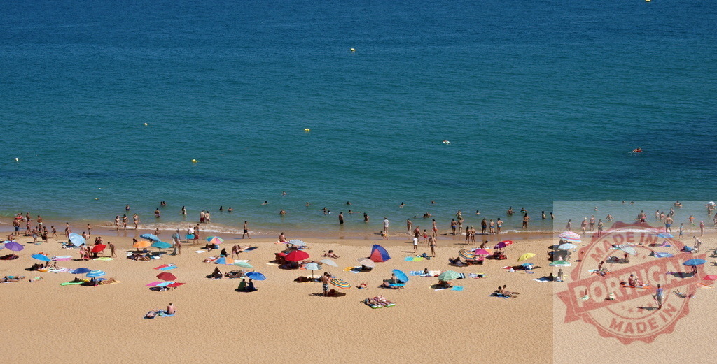People enjoying summer day on crowded beach | Crowded beach with people swimming and relaxing under colorful parasols during summer vacation - Realisiert mit Pictrs.com