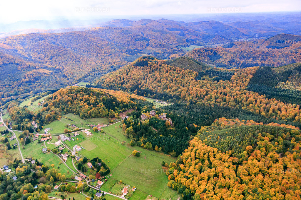 Vue aérienne: Vue de la ville depuis le nord à Windstein dans le département Bas Rhin, France – .Photo: IMG_084636.jpg prise le 23/10/2015 par Werner Riehm/FLY-FOTO.eu – Résolution de l'original: 5472 x 3648 px
