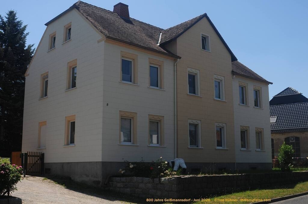 Geißmannsdorf-2026-Ortsbilder-427 | Geißmannsdorf bei Bischofswerda im Sommer 2026. Ein fotografischer Streifzug durch das Dorf Geißmannsdorf, mit Gebäuden, Straßen, Strohpuppen und geschmückten Vorgärten und Grundstücken anlässlich der 800-Jahr-Feier von Geißmannsdorf im Juni 2026 - Realisiert mit Pictrs.com