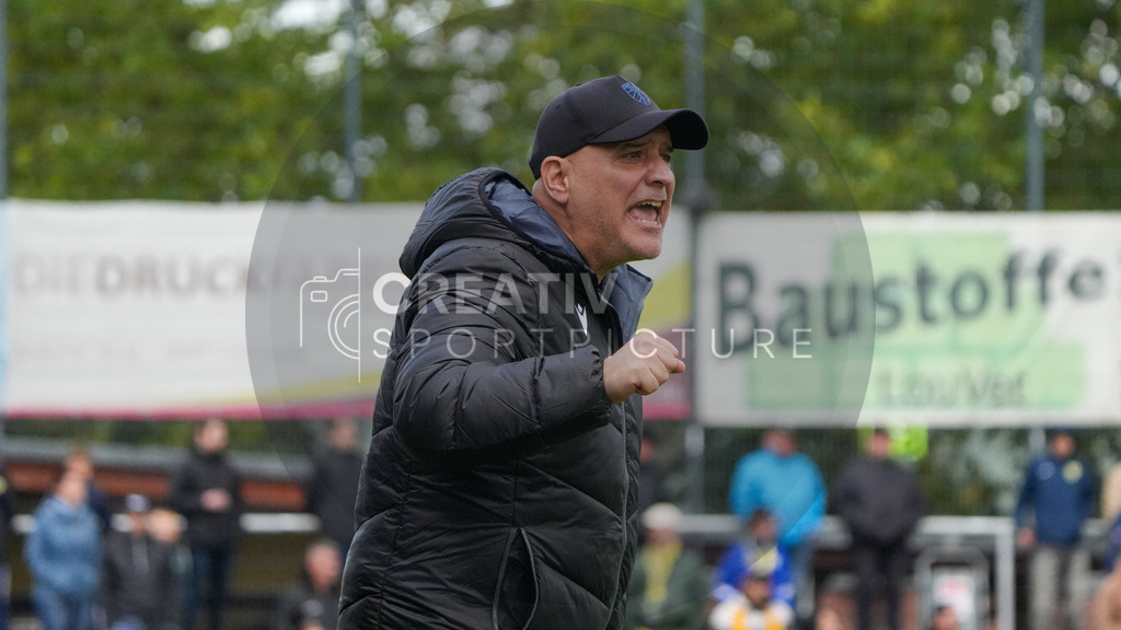 Fußball, Herren, Saison 2025/2026, Regionalliga Nordost, 11. Spieltag, FSV 63 Luckenwalde vs. FC Carl-Zeiss Jena, Samstag 05.10.2025, Werner-Seelenbinder-Stadion Luckenwalde, | Fußball, Herren, Saison 2025/2026, Regionalliga Nordost, 11. Spieltag, FSV 63 Luckenwalde vs. FC Carl-Zeiss Jena, Samstag 05.10.2025, Werner-Seelenbinder-Stadion Luckenwalde, Im Bild: Volcan Uluc (Trainer Jena) emotional aktiv an der Seitenlinie. - Realisiert mit Pictrs.com