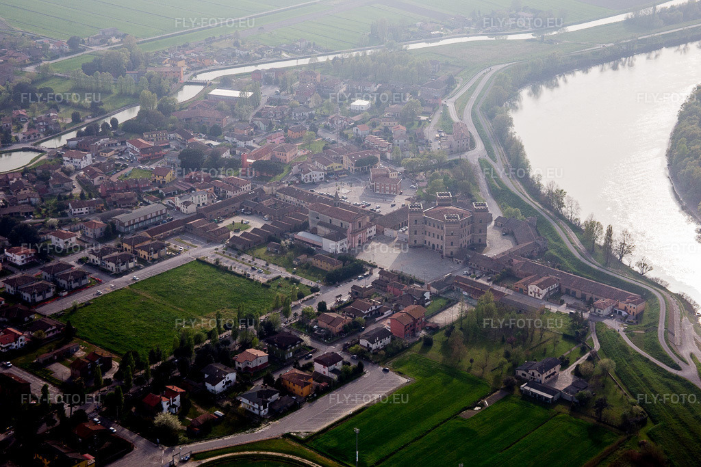 Vue aérienne: Vue de la ville à Mesola dans le département Ferrara, Italie. Photo: IMG_087293.jpg prise le 05/04/2016 par Werner Riehm/FLY-FOTO.eu – Résolution de l'original: 5338 x 3558 px