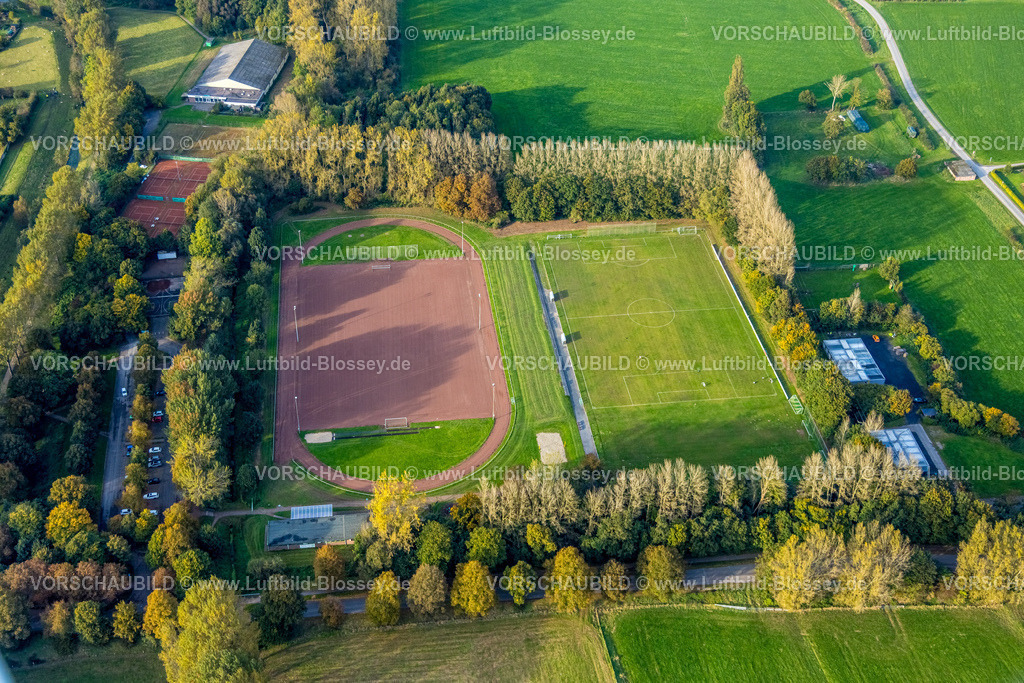 Kalkar241014257 | Luftbild, Fußballstadion SuS Kalkar mit Nebensportplatz, Tennisplätze und Tennishalle, umgeben von herbstlichen Bäumen, Kalkar, Niederrhein, Nordrhein-Westfalen, Deutschland