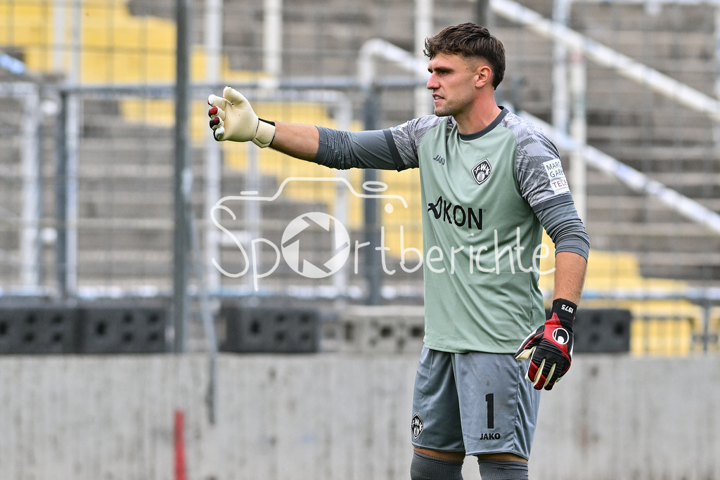 FC Bayern Amateure - FC Würzburger Kickers | im Bild Johann HIPPER (Würzburger Kickers 1) / Einzelfoto / Freisteller / Regionalliga Bayern: FC Bayern Amateure - FC Würzburger Kickers; Grünwalder Stadion am 27.09.2025