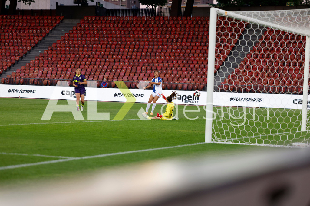 GC Zürich vs FC Zürich - AXA Women’s Super League Playoffs - Stadion Letzigrund | RAMONA KANNADY of Grasshopper Club Zürich against NAOMI MÉGROZ of FC Zürich save during the AXA Women’s Super League Playoffs quarter-final second leg between GC Zürich and FC Zürich at Stadion Letzigrund, Zurich, Switzerland. - Realisiert mit Pictrs.com