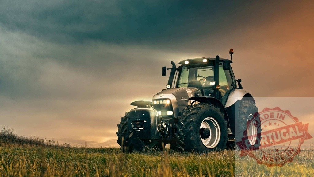 Lamborghini tractor in cultivated field at sunset | Lamborghini agricultural tractor with headlights on standing in a field during evening golden hour - Realisiert mit Pictrs.com