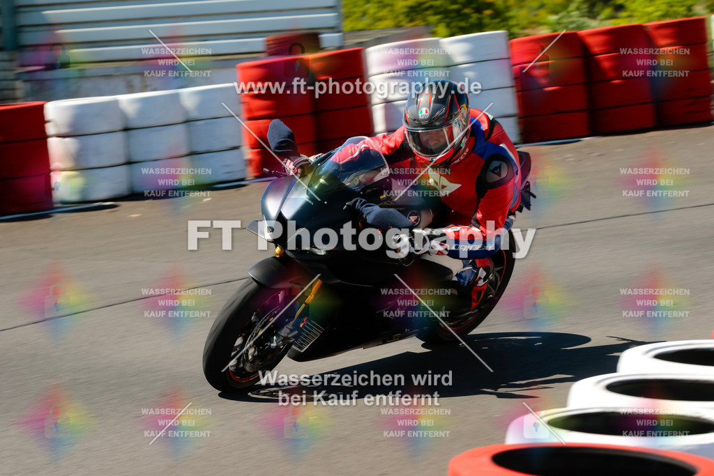 Moto-TeamOBK-22272 | Hier findet Ihr Bilder von Touristenfahrten auf der Nürburgring Nordschleife oder von anderen Veranstaltungen die ich besucht habe. Viel Spass beim Durch Schauen 