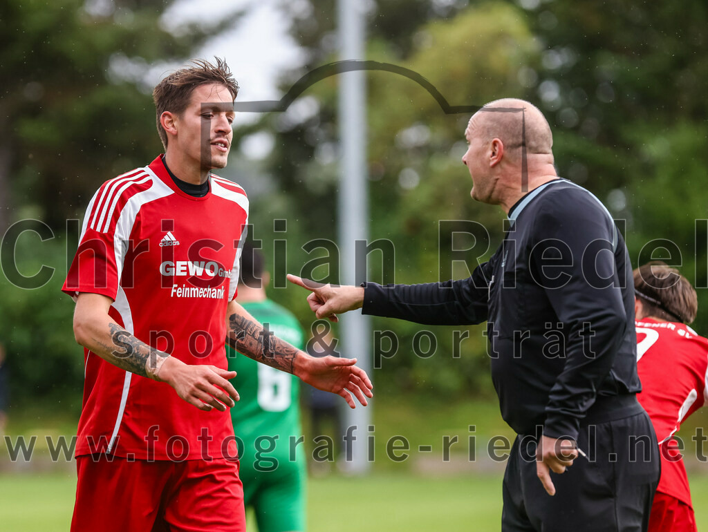 2023-08-06_029_SpVgg_Neuching_gegen_SG_Hoerlkofen-Woerth | Neuching, Deutschland, 06.08.2023:
Fußball, A-Klasse 2023 / 2024, 1. Spieltag, SpVgg Neuching gegen SG Hörlkofen/Wörth, Endergebnis: 0:0

Lukas Becker (SG Hörlkofen/Wörth, #11), Schiedsrichter Knut Friedrich

Foto: Christian Riedel / fotografie-riedel.net