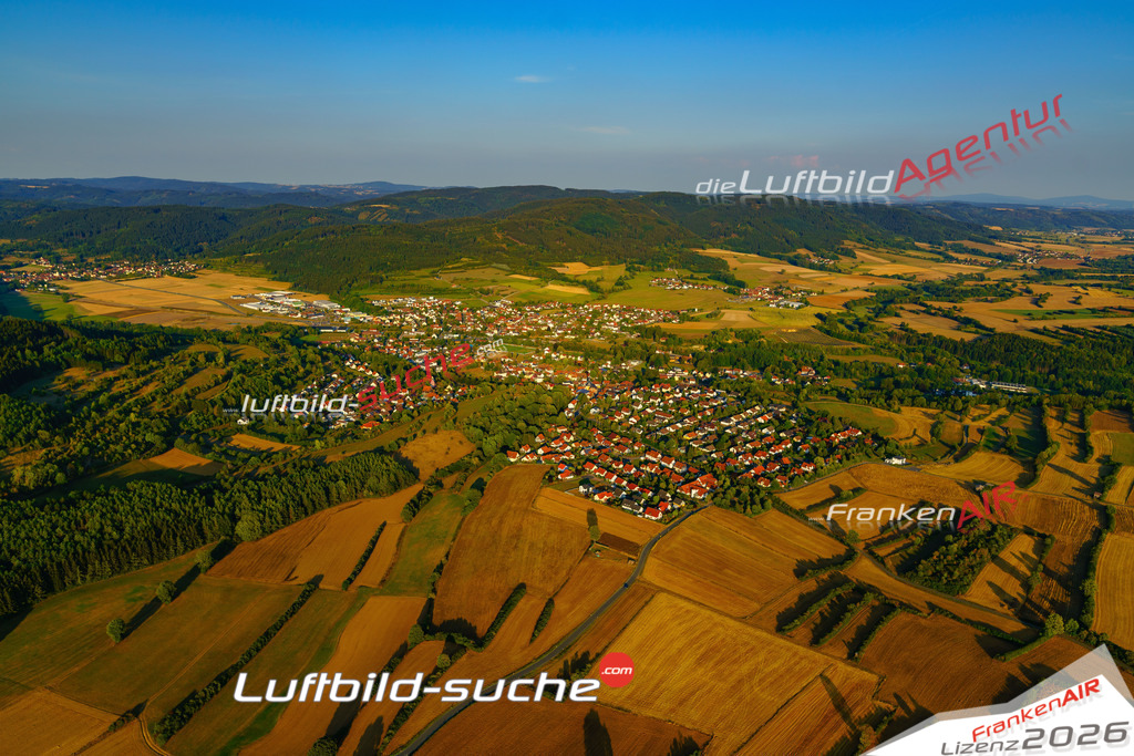 Die Luftbildaufnahme Bild - Marktrodach wurde 2018 mittels Flugzeug (keine Drohne) erstellt. Perfekte Schärfe und Druck- Auflösung- Garantiert!