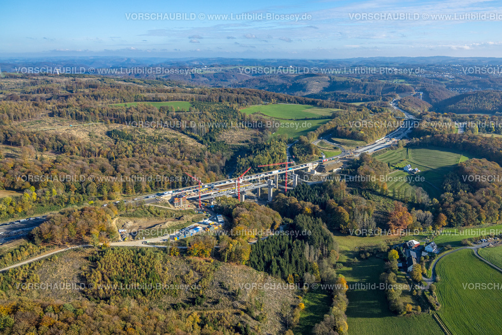 Luedenscheid241017278Rahmede-Bruecke | Luftbild, Lüdenscheid, Bauarbeiten an der Talbrücke an der Autobahnabfahrt Lüdenscheid-Nord, Autobahn A45, Verkehrsinfrastruktur, der Verkehr staut sich, läuft aber über die Brücke, Autobahnsperrung, Ruhrgebiet, Nordrhein-Westfalen, Deutschland
