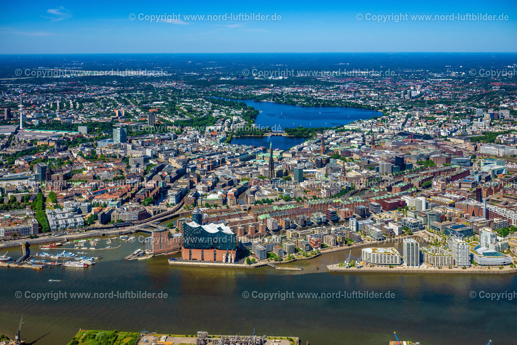 Hamburg_Elbphilharmonie_Alster_ELS_8259010725 | HAMBURG 01.07.2025 Elbphilharmonie am Ufer der Elbe in Hamburg. Das Konzerthaus- Gebäude im Stadtteil Hamburg-HafenCity befindet sich am Ufer der Elbe der Hansestadt. Weiterführende Informationen bei: BGT Bischoff Glastechnik AG,  Drees & Sommer SE,  Herzog & de Meuron,  IBB GmbH - Ingenieurbüro für Brandschutz von Bauarten,  Ingenieurbüro Dr. Siebert Büro für Bauwesen,  Quantum Immobilien AG,  ReGe Hamburg Projekt-Realisierungsgesellschaft mbH. // The Elbe Philharmonic Hall on the river bank of the Elbe in Hamburg. Further information at: BGT Bischoff Glastechnik AG,  Drees & Sommer SE,  Herzog & de Meuron,  IBB GmbH - Ingenieurbuero fuer Brandschutz von Bauarten,  Ingenieurbuero Dr. Siebert Buero fuer Bauwesen,  Quantum Immobilien AG,  ReGe Hamburg Projekt-Realisierungsgesellschaft mbH. Foto: Martin Elsen