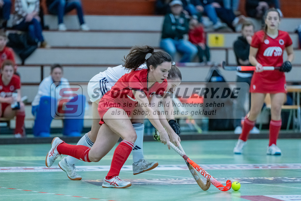 HK_20231217_107699 | 1. Bundesliga Damen Crefelder HC - Düsseldorfer HC  am 17.12.2023 Sporthalle Glockenspitz, Krefeld , Leonie Kunze ( Crefelder HTC #27 ) , Elisa Gräve ( Düsseldorfer HC #26 )