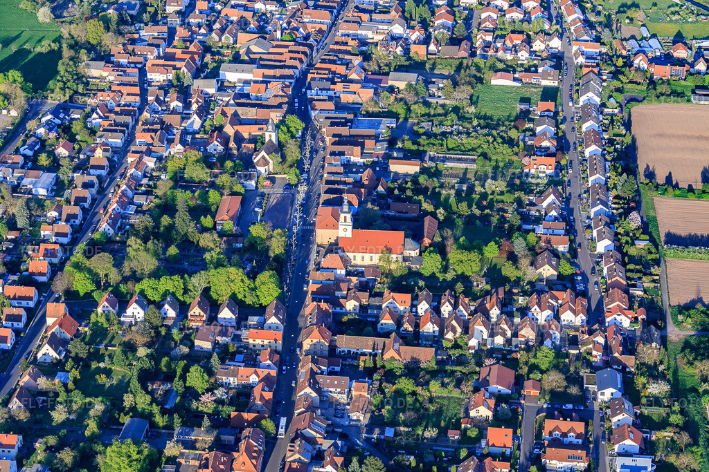 Luftbild: Kirche Mariä Himmelfahrt aus Westen an der Queichheimer Hauptstraße im Ortsteil Queichheim in Landau im Bundesland Rheinland-Pfalz in Deutschland. Foto: IMG_077448.jpg vom 21.04.2015 durch Werner Riehm/FLY-FOTO.de