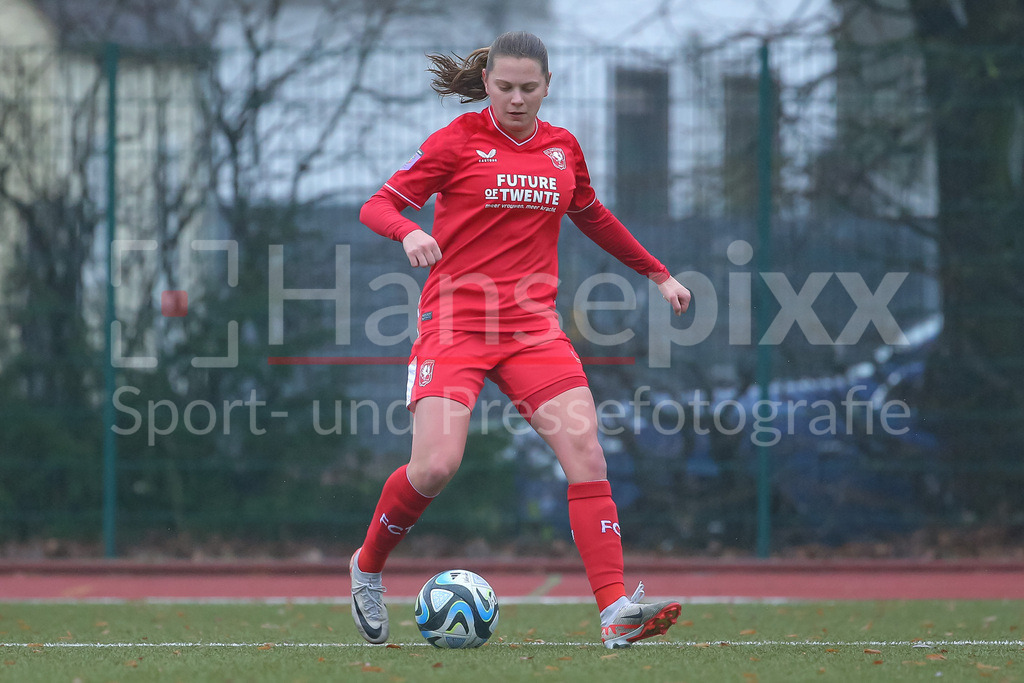 Fussball, Testspiel Frauen, SV Werder Bremen - FC Twente Enschede | v.li.: Sophie te Brake (FC Twente Vrouwen, 18) am Ball, Freisteller, Einzelbild, Ganzkörper, Aktion, Action, Spielszene