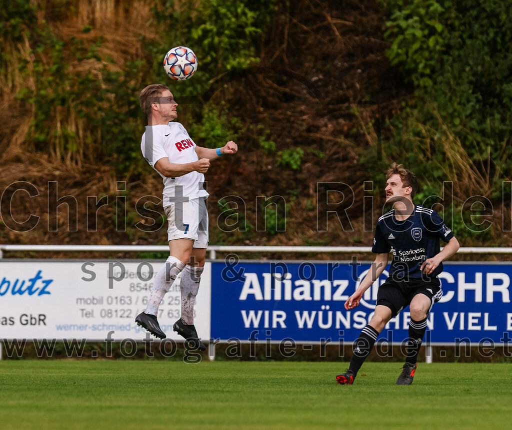2023-07-28_014_FC_Eitting_gegen_FC_Moosburg | Eitting, Deutschland, 28.07.2023:
Fußball, Kreisliga 2023 / 2024, 1. Spieltag, FC Eitting gegen FC Moosburg, Endergebnis: 1:1

Alfred Neudecker (FC Eitting, #7), Vitus Hilz (FC Moosburg, #10)

Foto: Christian Riedel / fotografie-riedel.net