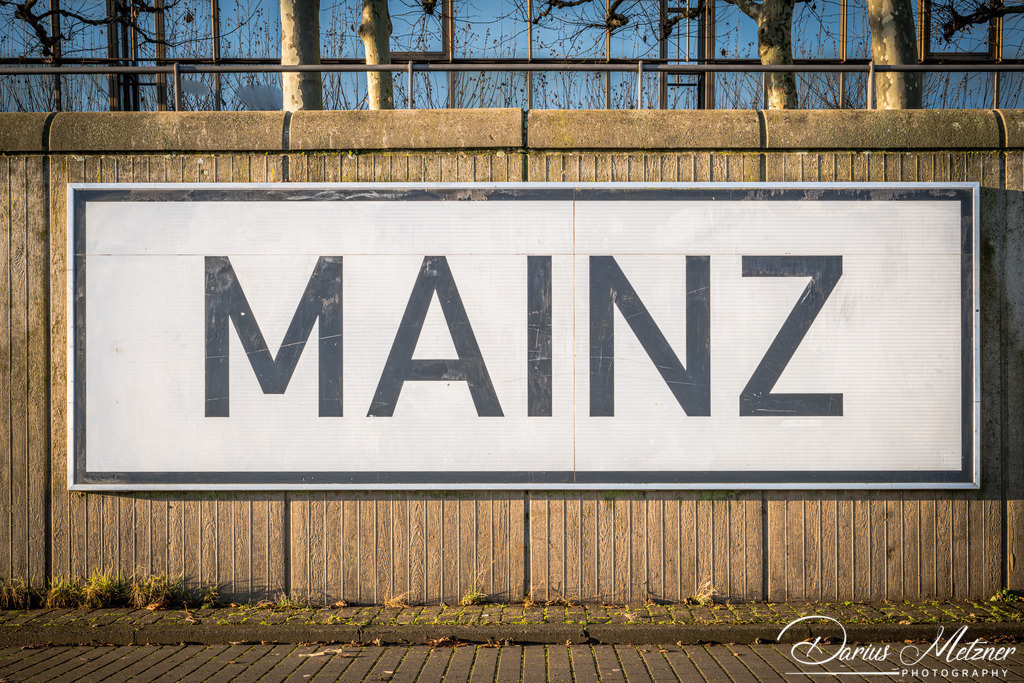 Das "Mainz"-Schild am Mainzer Rheinufer | Das "Mainz"-Schild am Mainzer Rheinufer