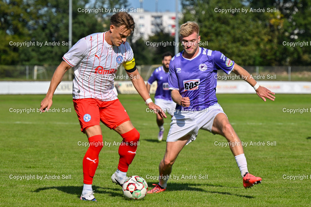 VfR Neumünster vs Holstein Kiel II | Nils Drauschke (VfR #10) vs Rene Guder (Holstein #8) / Fußball-Oberliga Männer 2026/2027 / VfR Neumünster vs Holstein Kiel II / Grümmi-Arena / Neumünster / 27.09.26 - Realisiert mit Pictrs.com