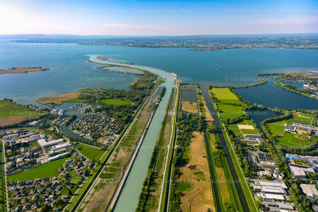 4028279 | HARD 17.05.2020 Einlaufkanal zur Fluss- Mündung vom Rhein in den Bodensee bei Fussach und Hard am Bodensee in Vorarlberg, Österreich. // Canal of the river mouth at Rhine river into Lake Constance at Fussach and Hard at Bodensee in Vorarlberg, Austria. Foto: Gerhard Launer