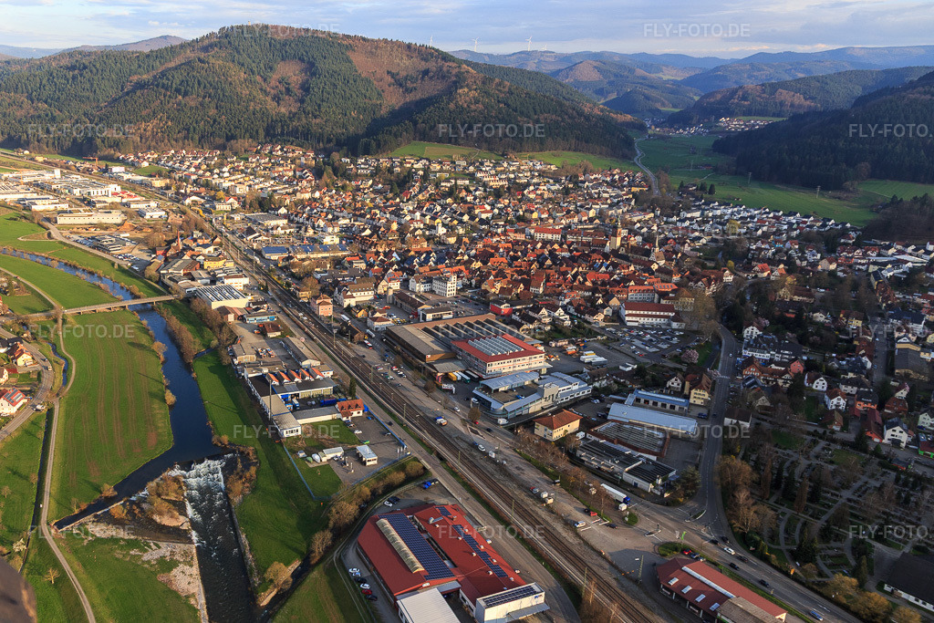 Luftbild: Ortsansicht von Westen in Haslach im Kinzigtal im Bundesland Baden-Württemberg in Deutschland. Foto: IMG_120306.jpg vom 17.03.2020 durch Werner Riehm/FLY-FOTO.de