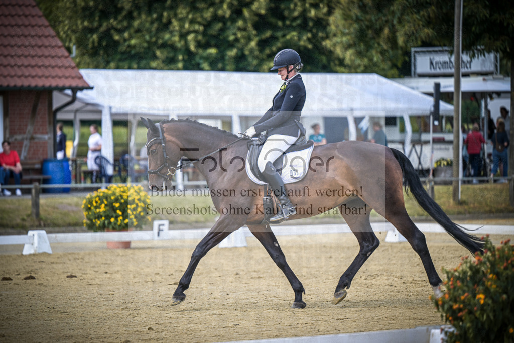 DOS_9637 | Entdecke hochwertige Reitturnierfotos von Foto Oger. Professionell, emotional und authentisch – jetzt Lieblingsmomente im Shop bestellen.Deutschlandweite Turnierfotografie. - Realisiert mit Pictrs.com