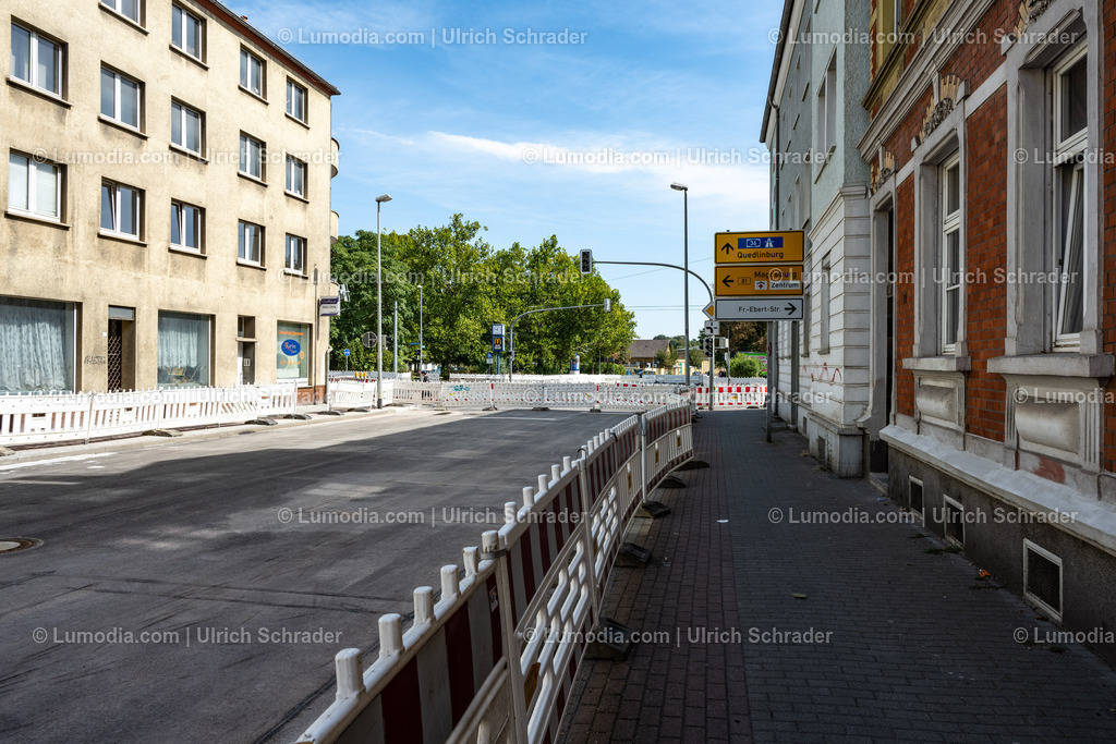 10049-14187 - Baustelle Friedenstraße | Stockfoto und Bilderpool mit Bildmaterial aus Deutschland, dem Harz, Halberstadt, Quedlinburg, Wernigerode und weltweit. Qualitativ hochwertige und professionelle Fotos anschauen und kaufen. - Realisiert mit Pictrs.com