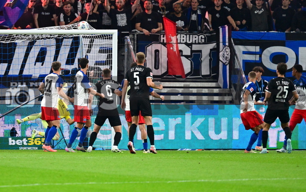 KBS Picture_HSV-FCStPauli_018 | Hier faellt das 1:0 fuer St. Pauli Torschuetze ist Dzwigata Adam (St.Pauli) v.l. Sahiti Emir (HSV) , Torunarigha Jordan (HSV) , Remberg Nicolai (HSV) , Elfadli Daniel (HSV) , Sands James (St.Pauli) , Wahl Hauke (St.Pauli) und Heuer Fernandes Daniel (HSV) ist ohne Chance , v.r. Muheim Miro (HSV) , Torschuetze Dzwigata Adam (St.Pauli) , Sportplatz :  Volksparkstadion,Hamburger Derby, - Realisiert mit Pictrs.com