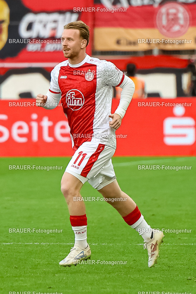 Rot-Weiss Essen - TSV 1860 München - 3.Liga | Essen, Deutschland, 01.08.2025Dominik Martinovic (Rot-Weiss Essen) schautwährend des 3.Liga Spiels zwischen Rot-Weiss Essen- TSV 1860 München im Stadion an der Hafenstraße am 01.08.2025 in Essen. (Foto von Timo Bluhmki-Schmidt/ Brauer-Fotoagentur)