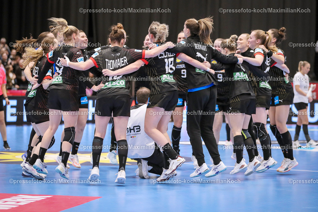 DueDHB03032401052 | 03.03.2024, Handball, Düsseldorf, Mitsubishi Electric Halle, Frauen EHF EURO Qualifikation, Spieltag 4, Deutschland - Slowakei: Abschlussjubel nach dem 32:18 Sieg von Team Deutschland gegen Slowakei. Die Mannschaft steht jubelnd auf dem Spielfeld. 