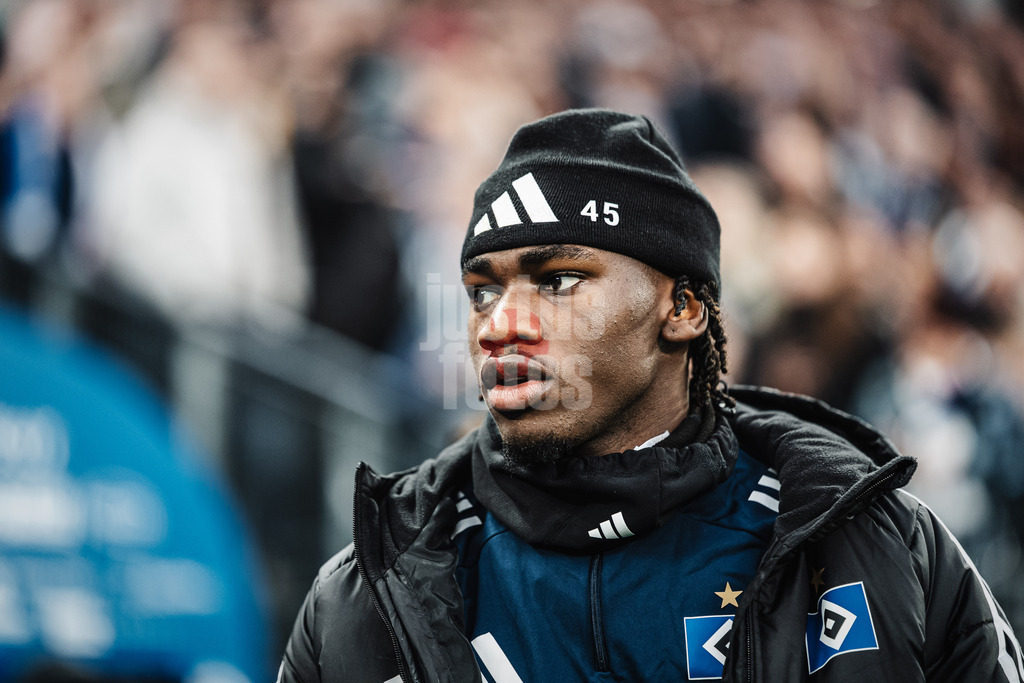 Fußball | Männer | Saison 2025/2026 | 1. Fußball-Bundesliga | 13. Spieltag | Hamburger SV vs. SV Werder Bremen | 07.12.2025 | Fabio Balde (#45, HSV) auf dem Weg zur Bank