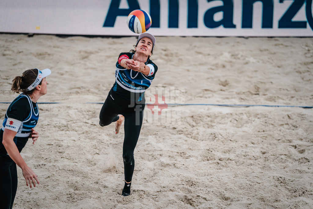 Beachvolleyball | Frauen | German Beach Tour 2024 | Tourstop Bremen | 08.06.2024 | Lena Plesiutschnig (AUT) spielt den Ball