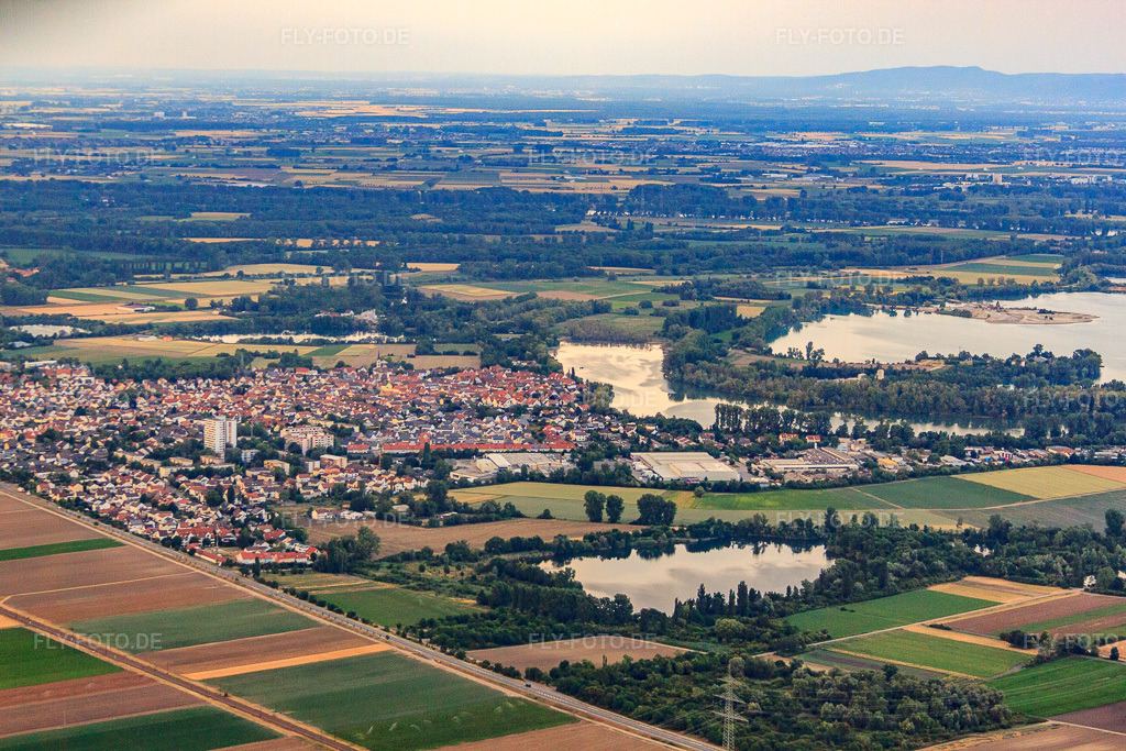 Luftbild: Ortsansicht von Süden im Ortsteil Roxheim in Bobenheim-Roxheim im Bundesland Rheinland-Pfalz in Deutschland. Foto: IMG_69221.jpg vom 24.06.2014 durch Werner Riehm/FLY-FOTO.deAuflösung des Originals: 4752 x 3168 px