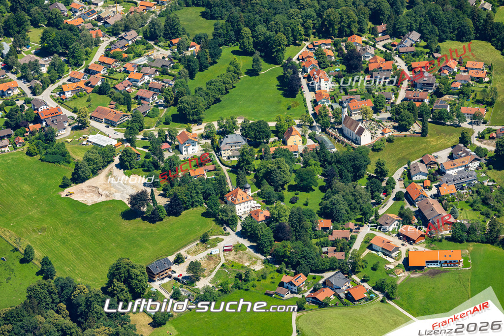 Aktuelles Luftbild von  Bad Heilbrunn - Die Luftaufnahme wurde 2022 mittels UL-Flugzeug erstellt ( keine Drohne ) - hochauflösende Kamera-Systeme von  Canon -Beste Qualität - Für grossformatige Ausdrucke geeignet. Die Geschenkidee !