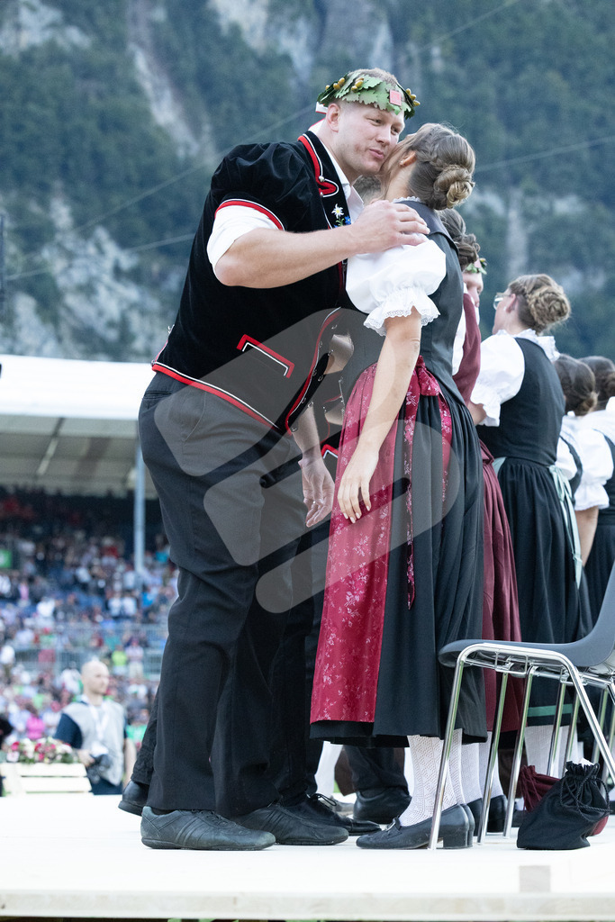ESAF2025_Ehrung_7371 | Die Schwinger des Schwyzer Kantonalen Schwingerverbandes: Fotos, die Dynamik und Leidenschaft festhalten, sowie emotionale Momente aus dem traditionellen Schwingsport zeigen. - Realisiert mit Pictrs.com