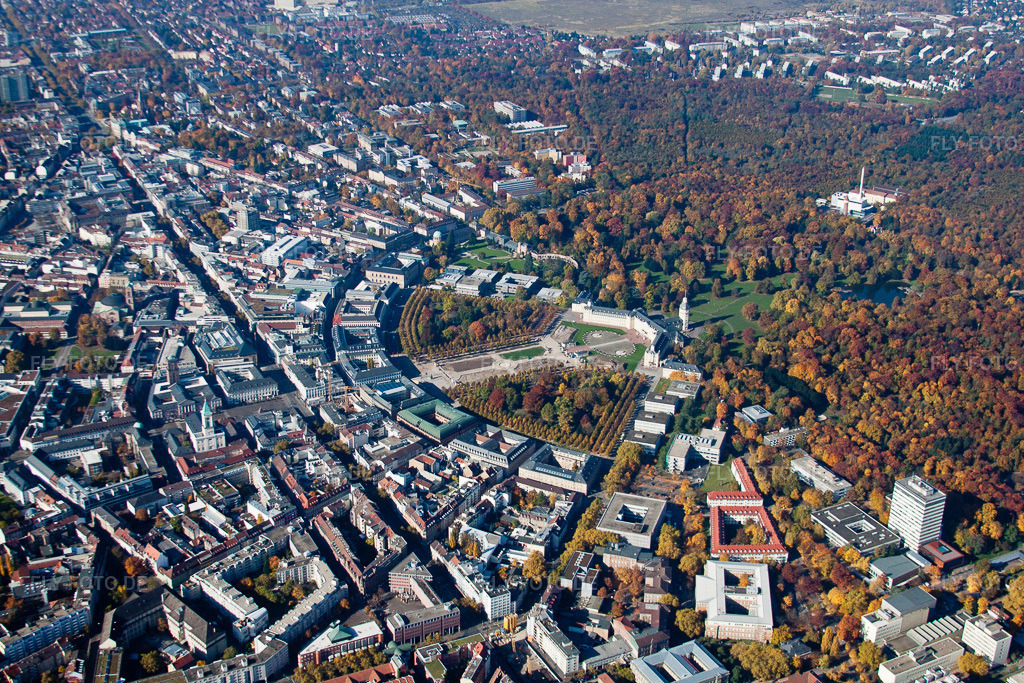 Luftbild: Schloßpark und Schloß Karlsruher Schloss und Zirkel im Ortsteil Innenstadt-Ost in Karlsruhe im Bundesland Baden-Württemberg in Deutschland. Foto: IMG_35158.jpg vom 31.10.2010 durch Werner Riehm/FLY-FOTO.de