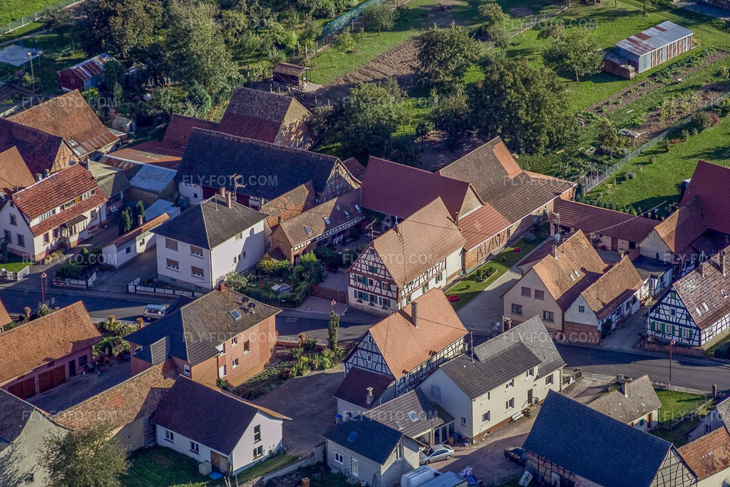 Aerial view: View of the town from the northeast in Schleithal in the state Bas-Rhin, France. – Photo: IMG_7987.jpg taken on 09/13/2007 by Werner Riehm/FLY-FOTO.com – Resolution of the original: 3456 x 2304 px