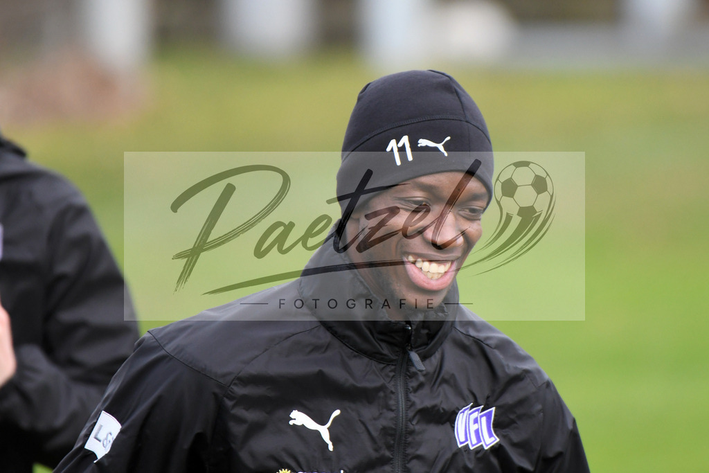 20200130_TRAOSN_0007 | Fußball, Herren: Assan Ceesay (VfL Osnabrueck) lacht waehrend der Trainingseinheit des VfL Osnabrueck im Sportpark Illoshoehe am 30.01.2020 in Osnabrueck, Deutschland. - Realisiert mit Pictrs.com