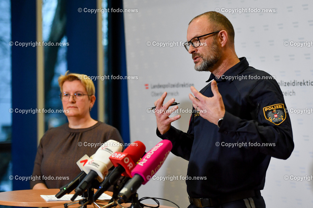 Landespolizeidirektion Oberoesterreich_ Pressekonferenz Festnahme Mordversuch Linz-Kleinmuenchen_ 09.01.2023-8 | 09.01.2023, Landespolizeidirektion Oberoesterreich, AUT, Pressekonferenz Festnahme Mordversuch Linz-Kleinmuenchen, im Bild Ulrike Breiteneder (Staatsanwaltschaft Linz), Andreas Pilsl (Landespolizeidirektor Ooe)