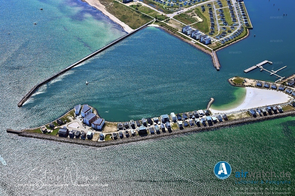 Luftbilder Ostseefjord Schlei, Maasholm, Port Olpenitz, Schleimünde | Aktuell werden neue Wohnkomplexe errichtet und die Hafenmeile mit Geschäften und Restaurants ausgebaut, mit dem Ziel, den gesamten Ferienpark einschließlich Yachthäfen, Promenade und Geschäften bis 2026 zu vervollständigen.