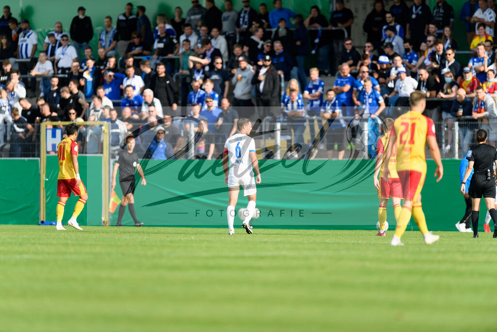LOTKSC20210809_096 | Fussball, Herren:   beim Spiel der 1. Runde im DFB-Pokal zwischen SF Lotte und Karlsruher SC im Stadion am Lotter Kreuz am 09.08.2021 in Lotte, Deutschland.DFB / DFL REGULATIONS PROHIBIT ANY USE OF PHOTOGRAPHS AS IMAGE SEQUENCES AND/OR QUASI-VIDEO. - Realisiert mit Pictrs.com