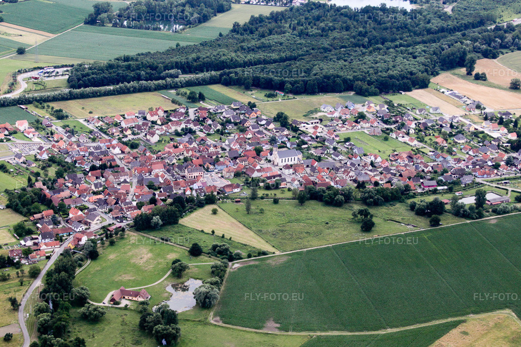 Vue aérienne: Vue de la ville depuis le nord à Leutenheim dans le département Bas Rhin, France – .Photo: IMG_19083.jpg prise le 20/06/2009 par Werner Riehm/FLY-FOTO.eu – Résolution de l'original: 4191 x 2793 px