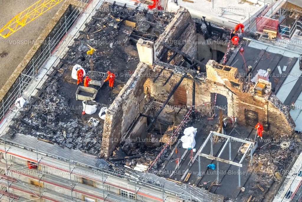 Velbert251201000Neviges | , Luftbild, Schloss Hardenberg, Aufräumarbeiten und Sicherungsarbeiten nach dem Vollbrand des Schlosses am 21.11.2025,  Umbau und Renovierung mit Baugerüst und Baukran, Neviges, Velbert, Bergisches Land, Nordrhein-Westfalen, Deutschland