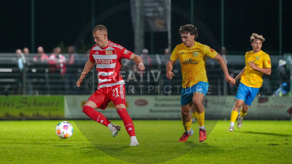 Fußball, Herren, Saison 2025/2026, Testspiel, Freundschaftsspiel, FSV 63 Luckenwalde vs. 1.FC Union Berlin, Mittwoch 08.10.2025, Werner-Seelenbinder-Stadion Luckenwalde, | Fußball, Herren, Saison 2025/2026, Testspiel, Freundschaftsspiel, FSV 63 Luckenwalde vs. 1.FC Union Berlin, Mittwoch 08.10.2025, Werner-Seelenbinder-Stadion Luckenwalde, Im Bild: Tim Skare (l. Union) und Max Hathaway (r. Luckenwalde) - Realisiert mit Pictrs.com