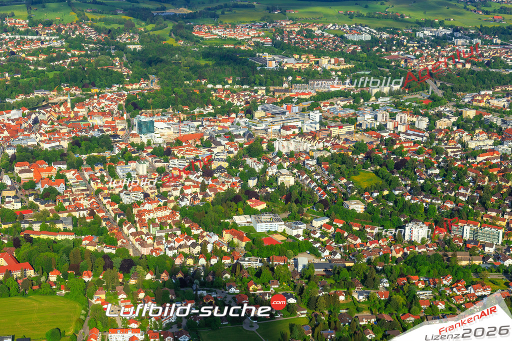 Die Luftaufnahme der Stadt Kempten Allgäu wurde vom UL-Flugzeug heraus erstellt ( keine Drohne )- hohe Auflösung für beste Qualität