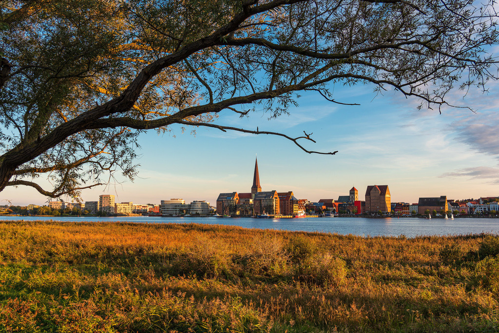 Blick über die Warnow auf die Hansestadt Rostock am Abend | Blick über die Warnow auf die Hansestadt Rostock am Abend.