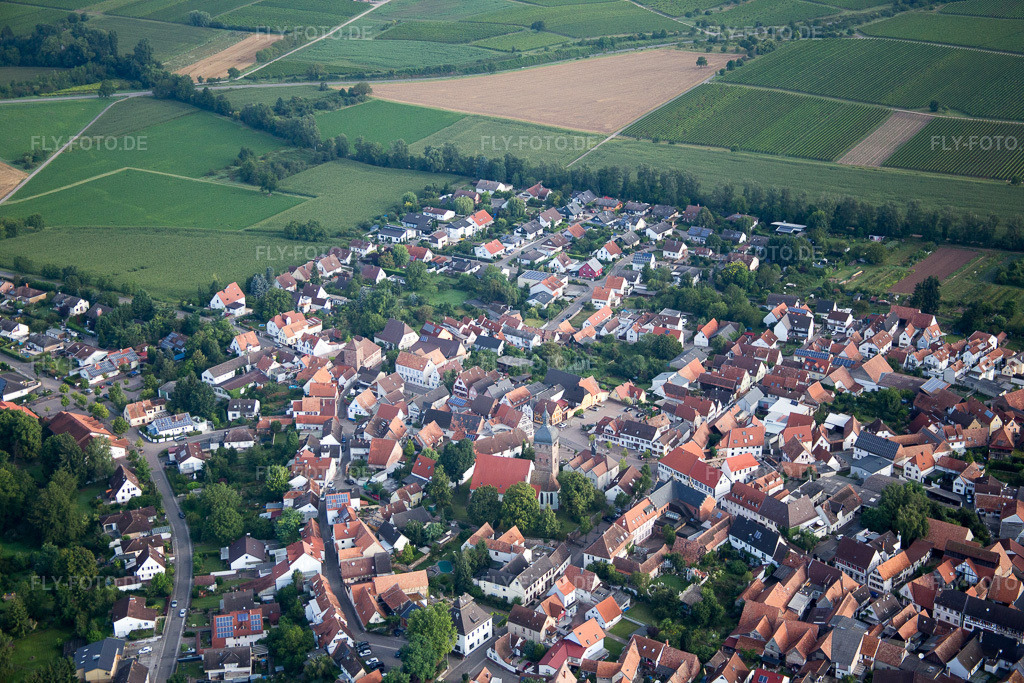 Luftbild: Kirchengebäude im Dorfkern im Ortsteil Mühlhofen in Billigheim-Ingenheim im Bundesland Rheinland-Pfalz in Deutschland. Foto: IMG_092724.jpg vom 13.08.2016 durch Werner Riehm/FLY-FOTO.de