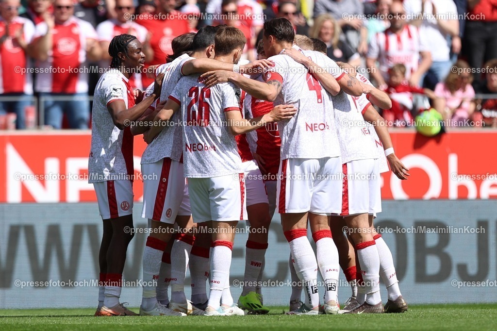 xKWIx11042601025 | 2026.04.11, xkwix, Fußball, 3.Liga, Rot-Weiss Essen -  FC Ingolstadt, Stadion an der Hafenstraße, 33.Spieltag, Saison 2025 / 2026: Tor zum 1:0 durch Dickson Abiama (Rot-Weiss Essen #11) mit jubelnder Mannschaft DFB regulations prohibit any use of photographs as image sequences and or quasi-video. Photo: xKamilxWilkowskixPressefotoKochx
